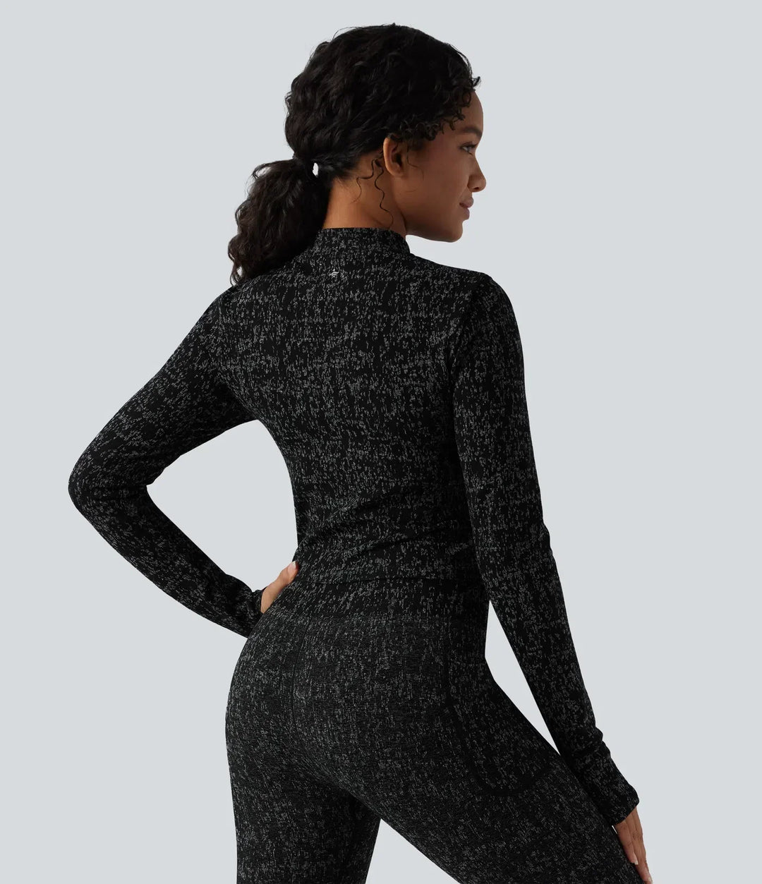 Baksida av den sömlösa långärmade yogajackan på en modell