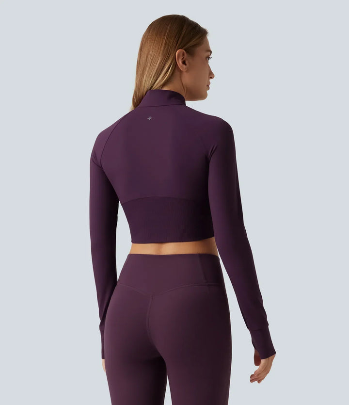 Damkläder - Mörklila croppad yogajacka bakifrån på modell