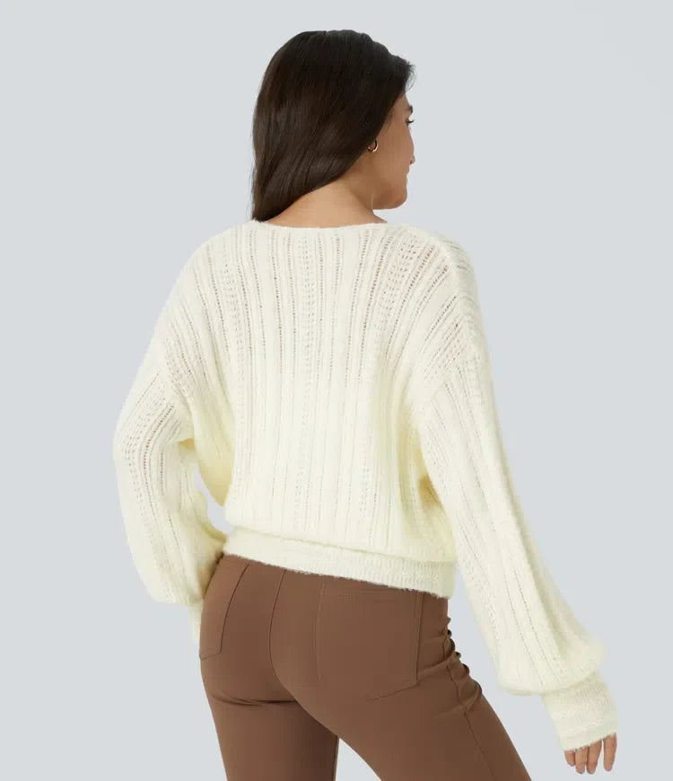 Baksidan av den vita långärmade stickade tröjan på modell