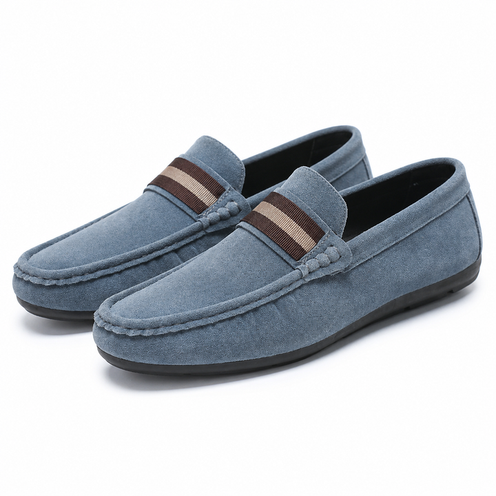 Blå herrloufers i slip-on modell med randig detalj på ovandelen