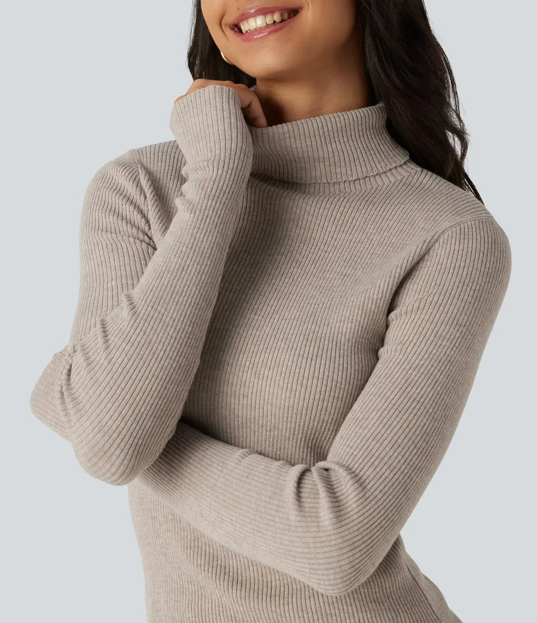 Beige stickad tröja för dam med mysig polokrage och modern design