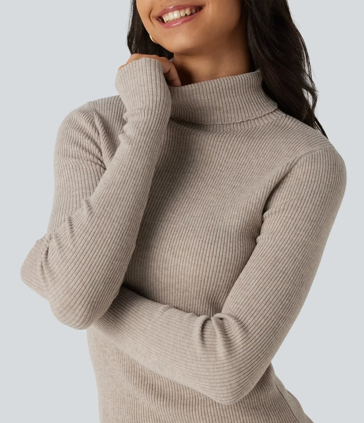 Beige stickad tröja för dam med mysig polokrage och modern design