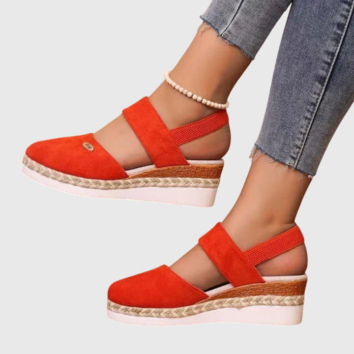 Närbild på Harriet ortopediska sandaler för dam, visar den stötdämpande sulan.