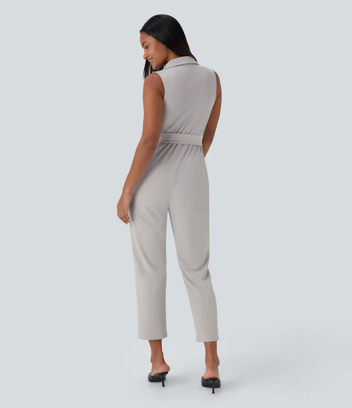 Kvinna i ljusgrå ärmlös bältad arbetsjumpsuit bakifrån