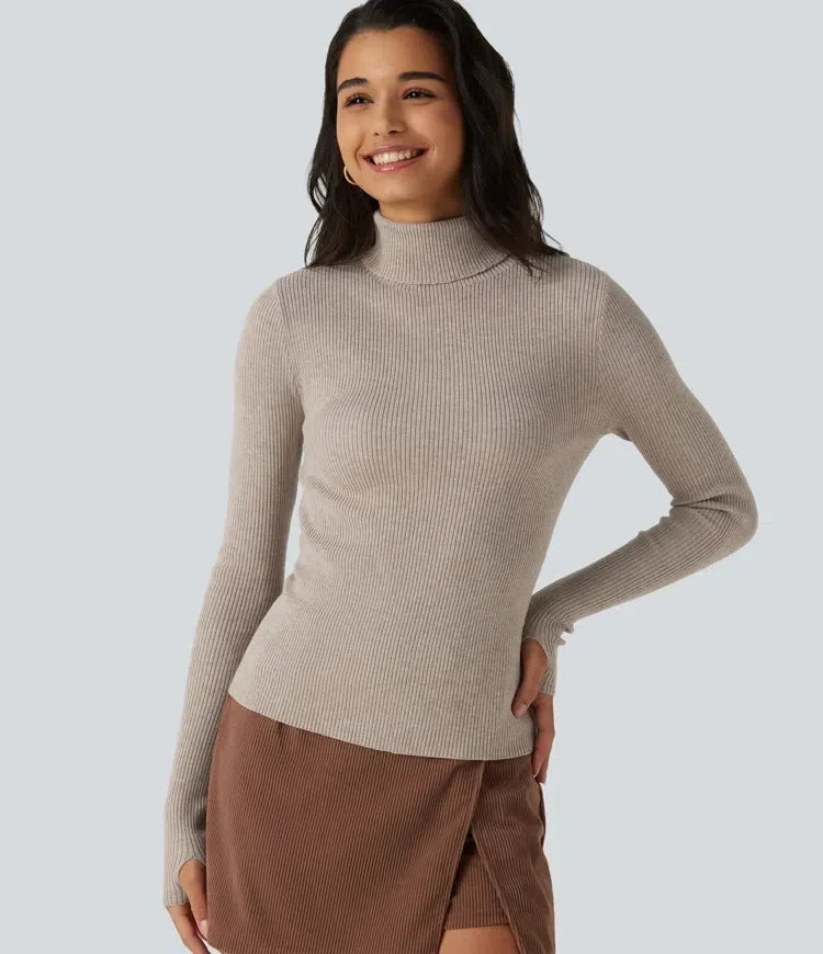 Kvinna som bär beige tröja med hög hals och tumhål framifrån