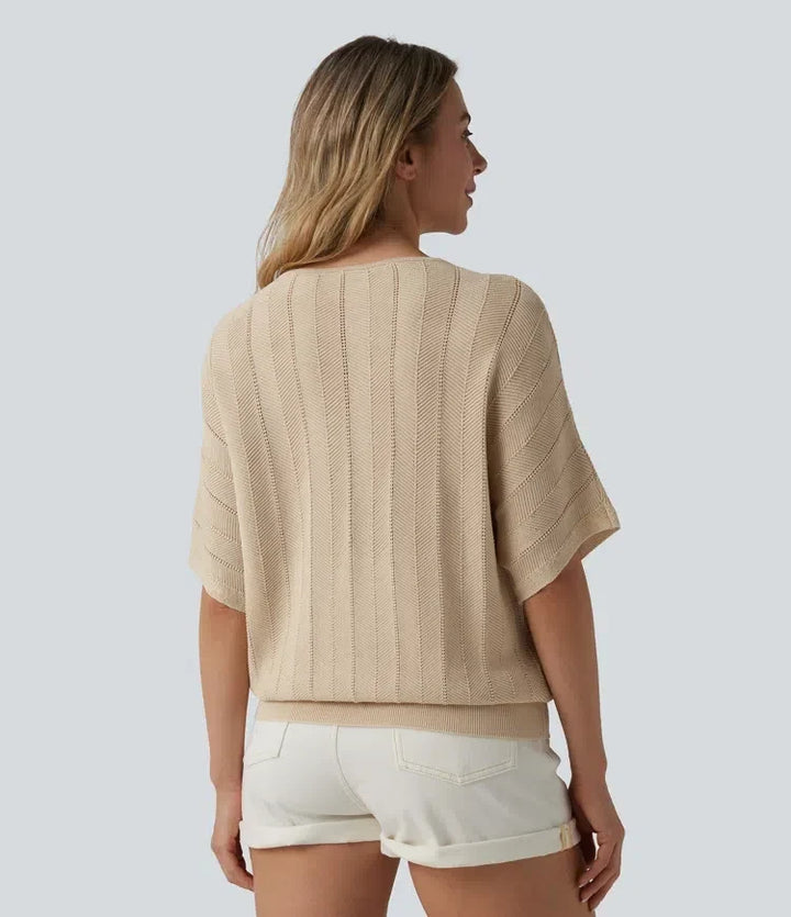 Kvinna i beige v-ringad kortärmad tröja bakifrån