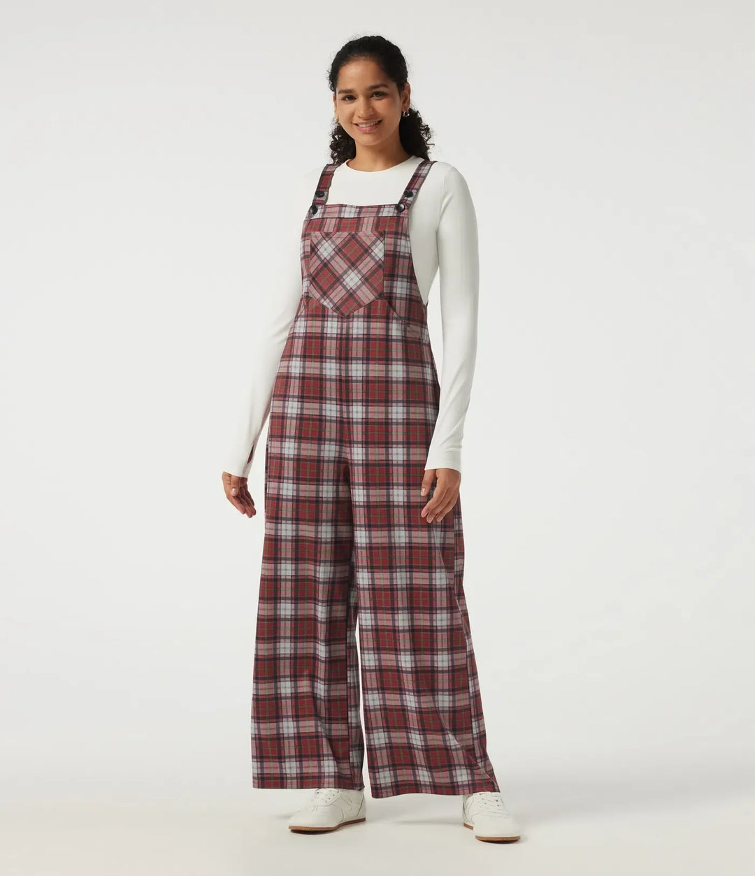 Hela outfiten med rutig overall och vita skor