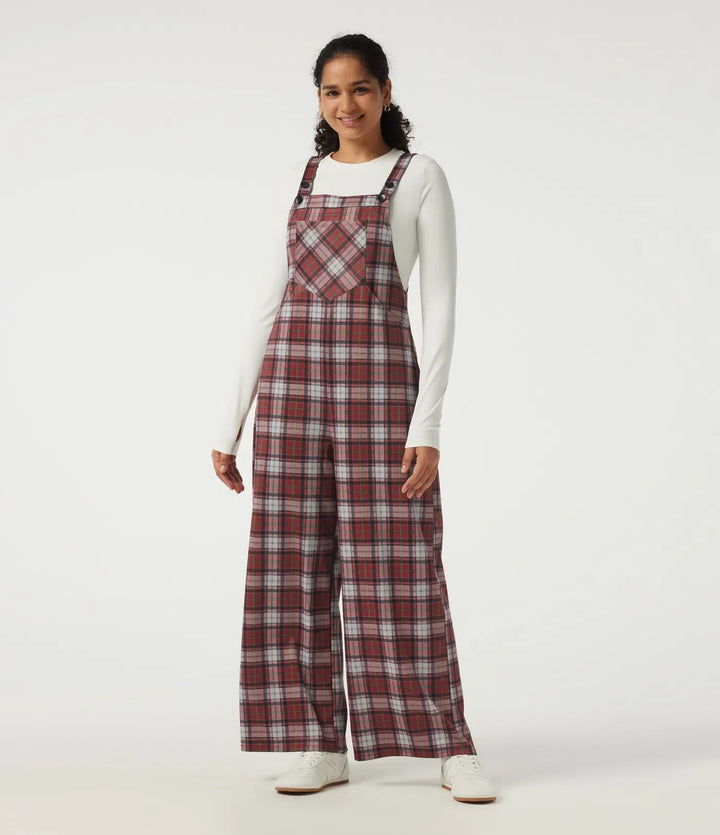 Hela outfiten med rutig overall och vita skor