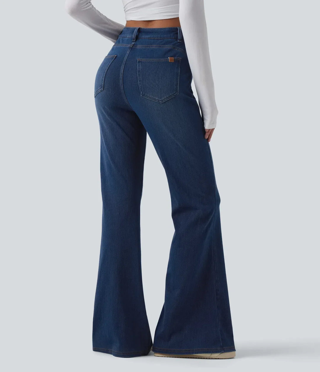 Moderna högmidjade jeans med korsad midja och skön passform