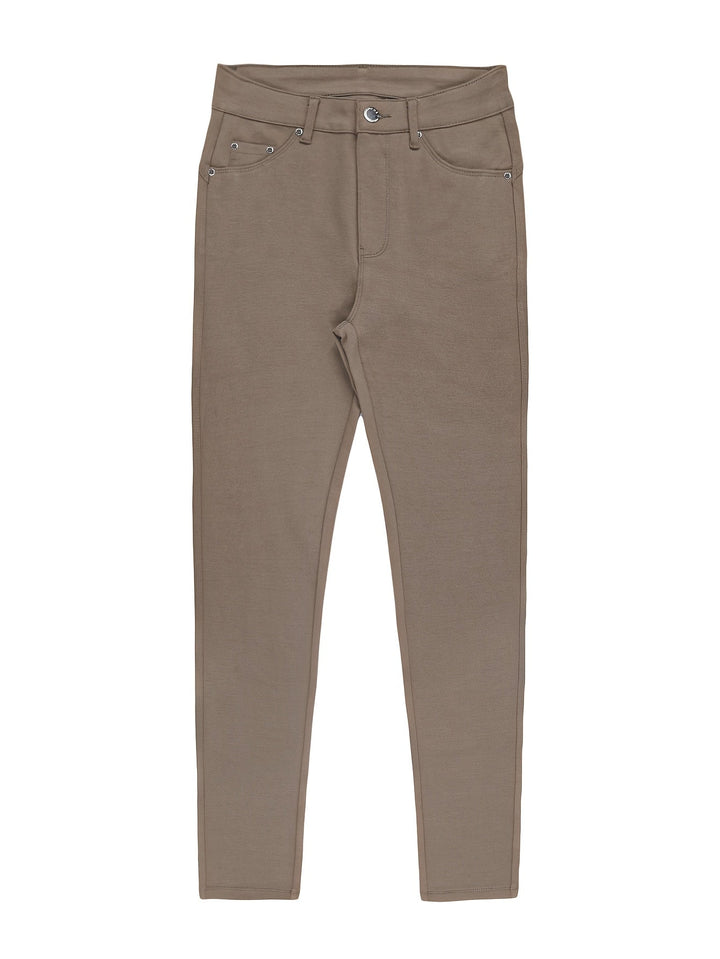 Snygga svarta vardagsbyxor i slim fit modell bakifrån