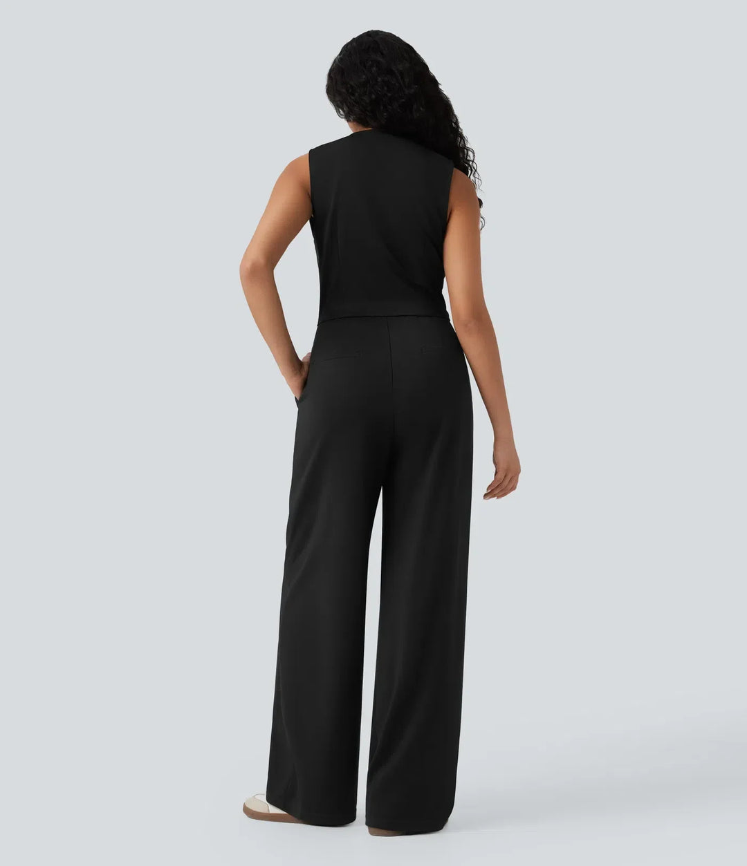 Svart ärmlös västjumpsuit för dam visad bakifrån