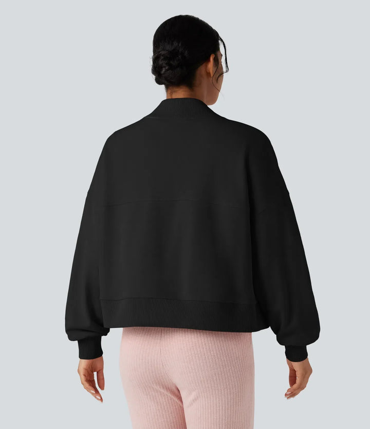 Kvinna som bär svart långärmad oversized sweatshirt bakifrån