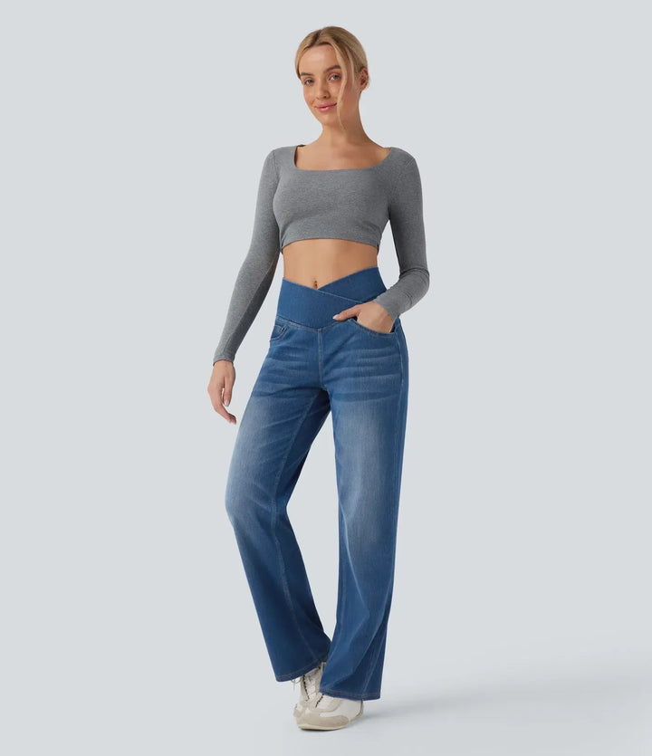 Damjeans med hög midja och unik crossover-design i snygg tvätt