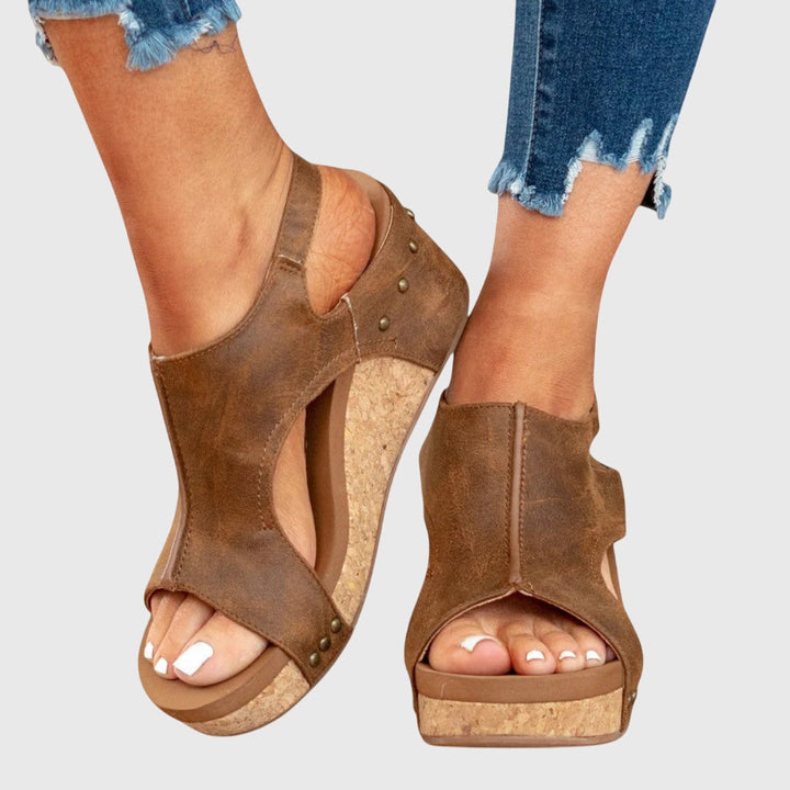 Fotvänliga sandaler med mjuk dämpning och kilklack