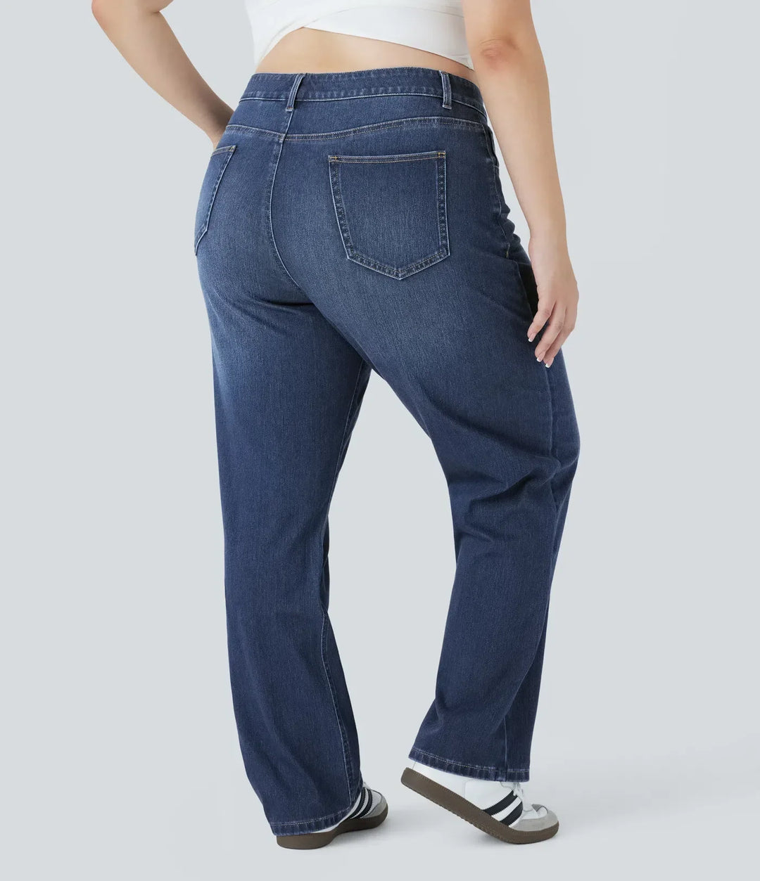 Sidovy av damjeans med hög midja och raka ben