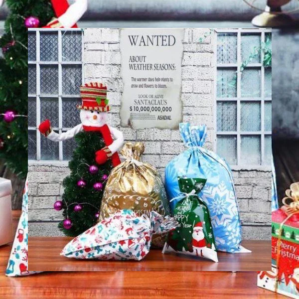 Julklappspåsar och snögubbe-dekoration i mysig julmiljö