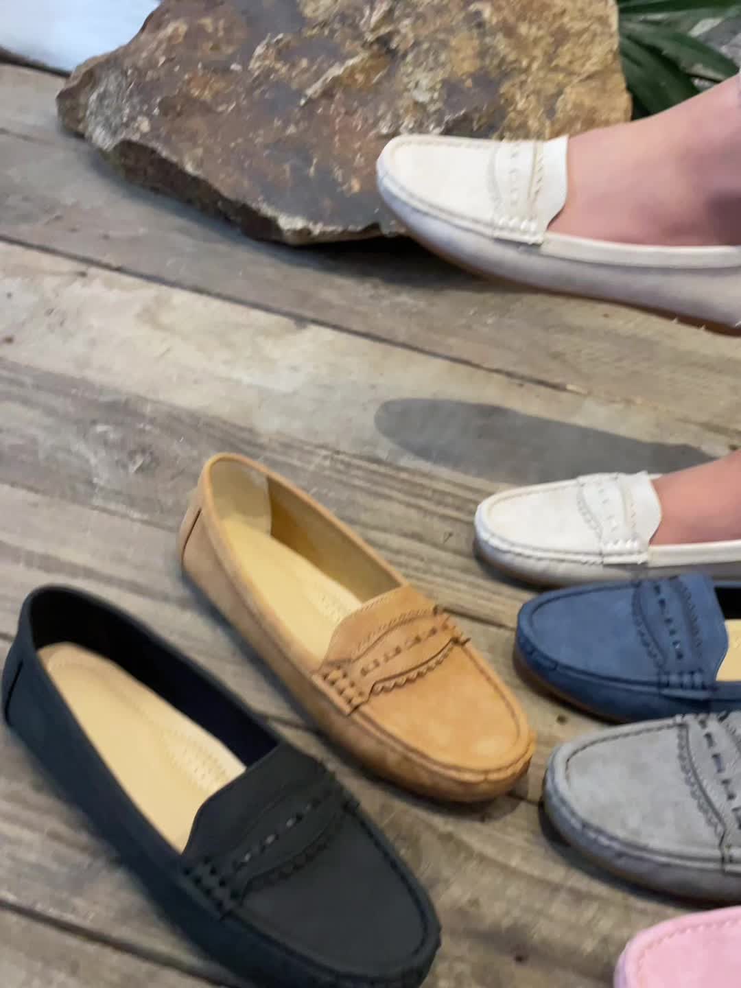 Låga loafers för dam med rundad tå och bekväm passform