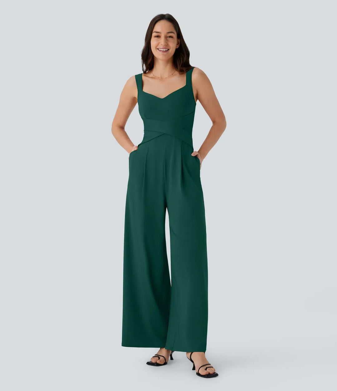 Stilren ärmlös jumpsuit med modern U-ringning bak och fickdetaljer