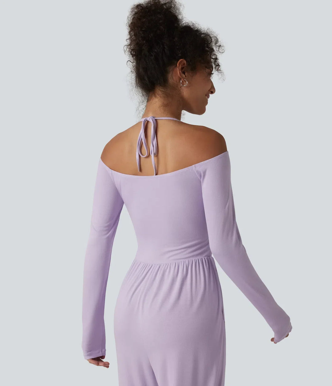 Ribbad jumpsuit för dam med halterneck i snygg profil