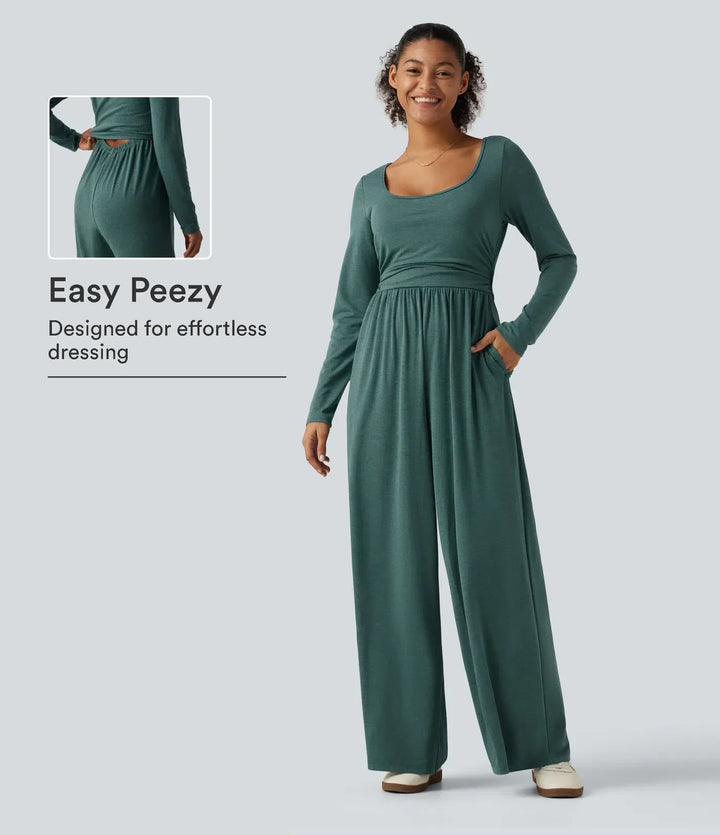 Detaljbild på halsringning och ärmslut på den bekväma damjumpsuiten