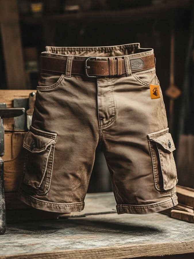 Khakifärgade friluftsshorts med cargofickor och bälte