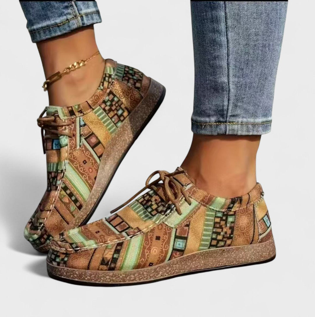 Närbild på mönstrad sula och stötdämpande material på bekväma sneakers