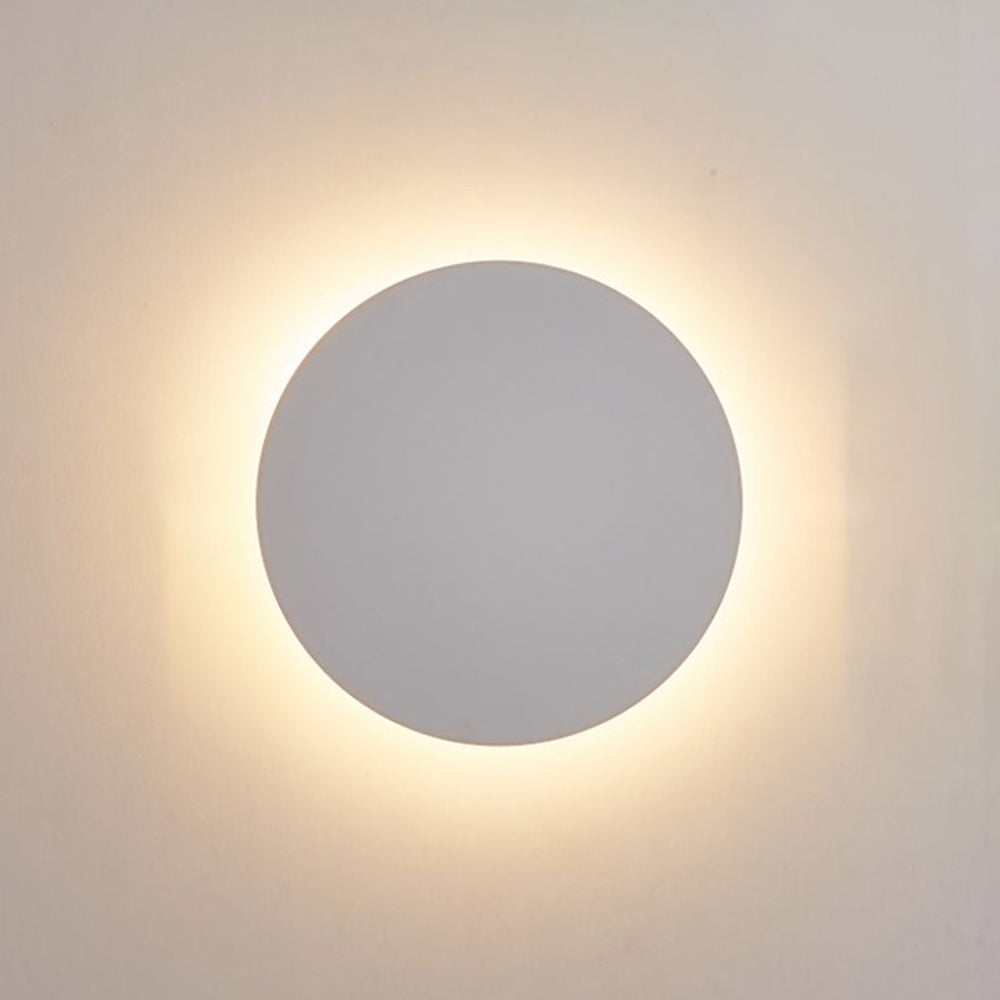 Väggbelysning med rund design monterad på vägg, perfekt som vardagsrumslampa