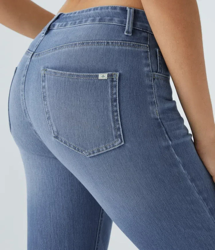 Snygga bootcut-jeans för dam med hög midja visade från sidan för bra passform