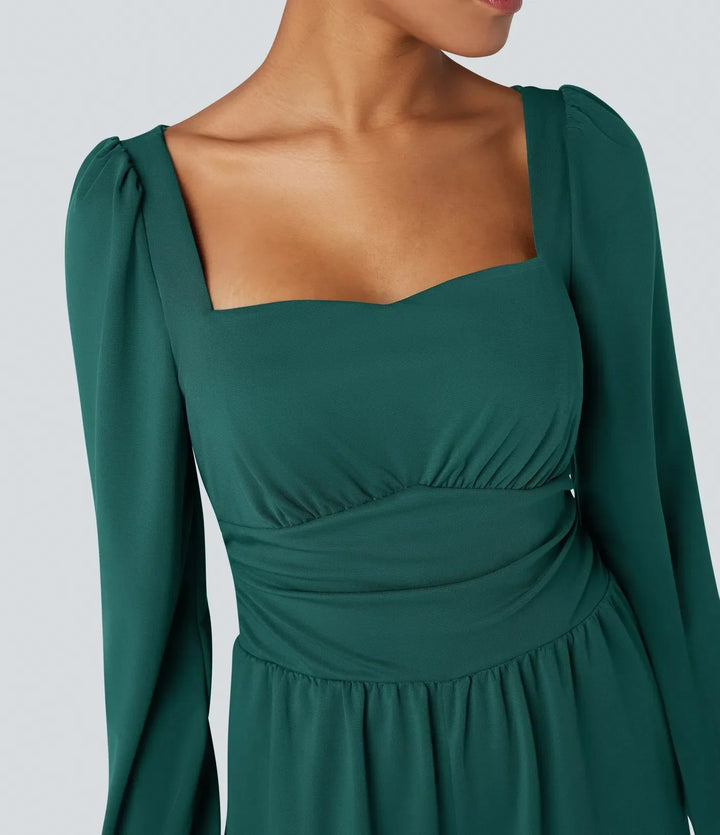 Mörkgrön långärmad damjumpsuit med fyrkantig halsringning och praktiska sidofickor