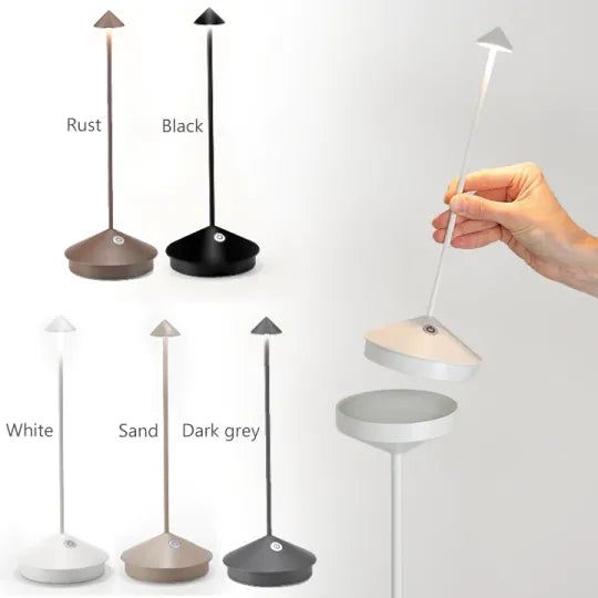 Närbild på den stilrena skärmen hos den uppladdningsbara LED-bordslampan i vit design