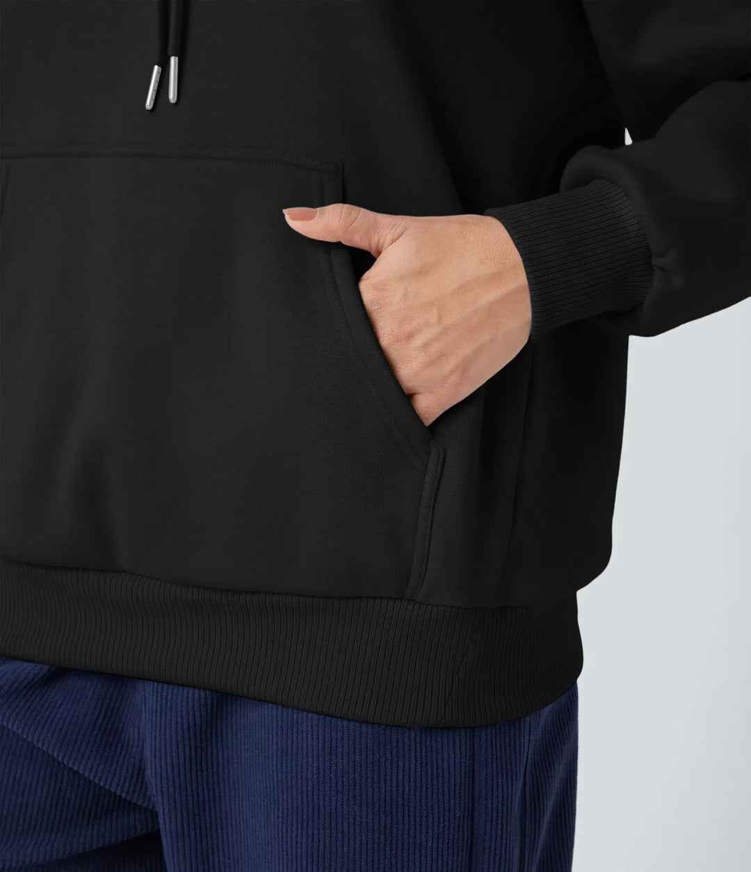 Oversized huvtröja i dammodell som visar den bekväma ryggen