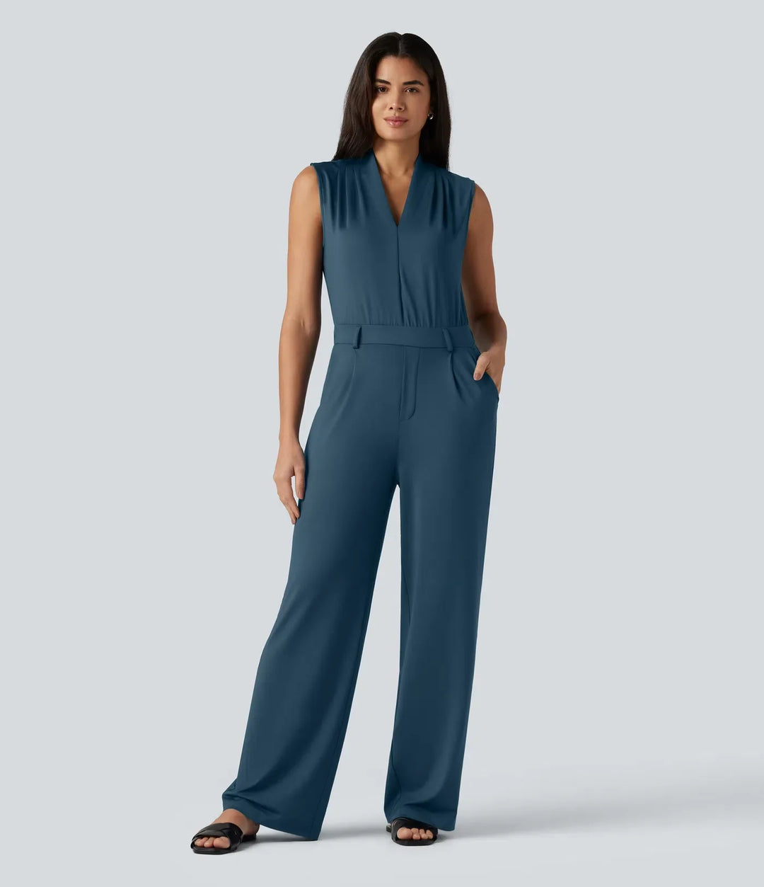 Framifrån helhetsbild av den eleganta blå arbetsjumpsuiten för dam