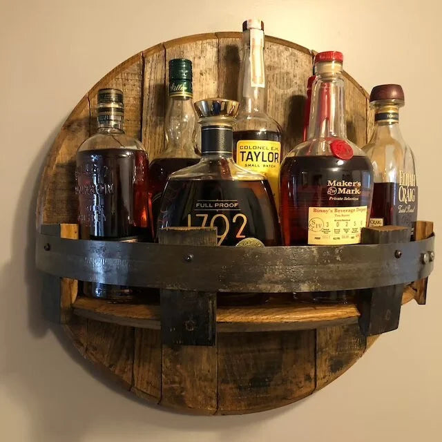 Närbild på flaskdisplay i trä med whisky och andra drycker