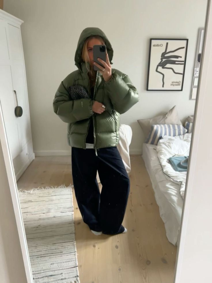 Svart vadderad vinterjacka för herrar med huva och quiltad design i herrmode