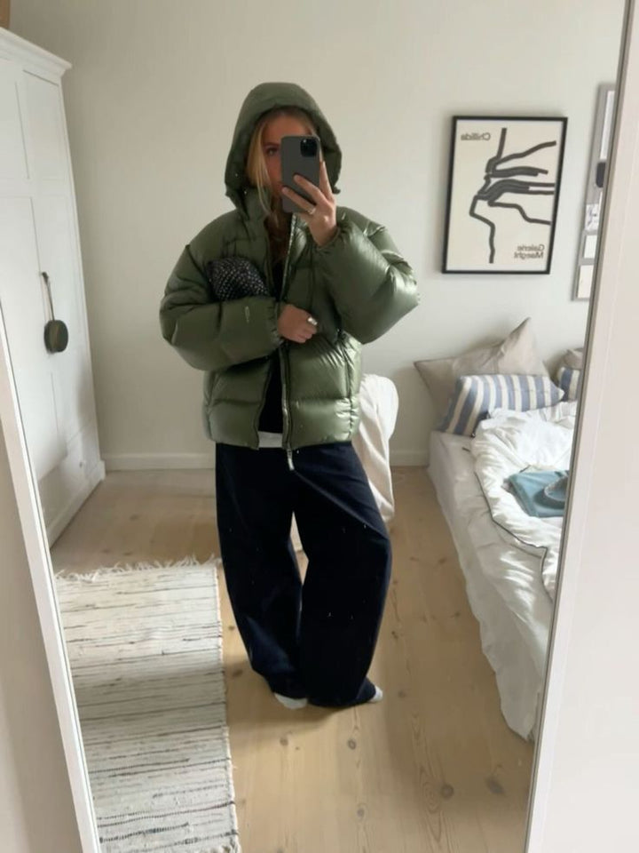 Svart vadderad vinterjacka för herrar med huva och quiltad design i herrmode