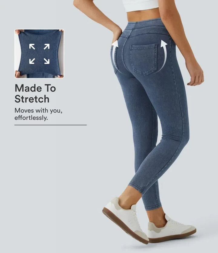 Kvinna i blå högmidjade leggings med stretchbakgrund och ficka