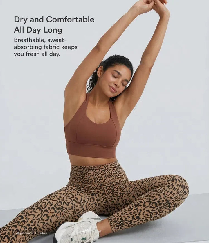 Kvinna som stretchar i bekväma yogaleggings med leopardmönster