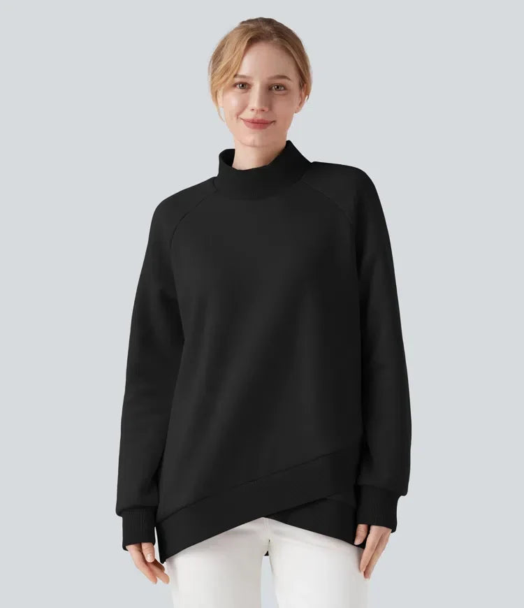 Framifrån av dam i svart halvpolo sweatshirt med omlottfåll