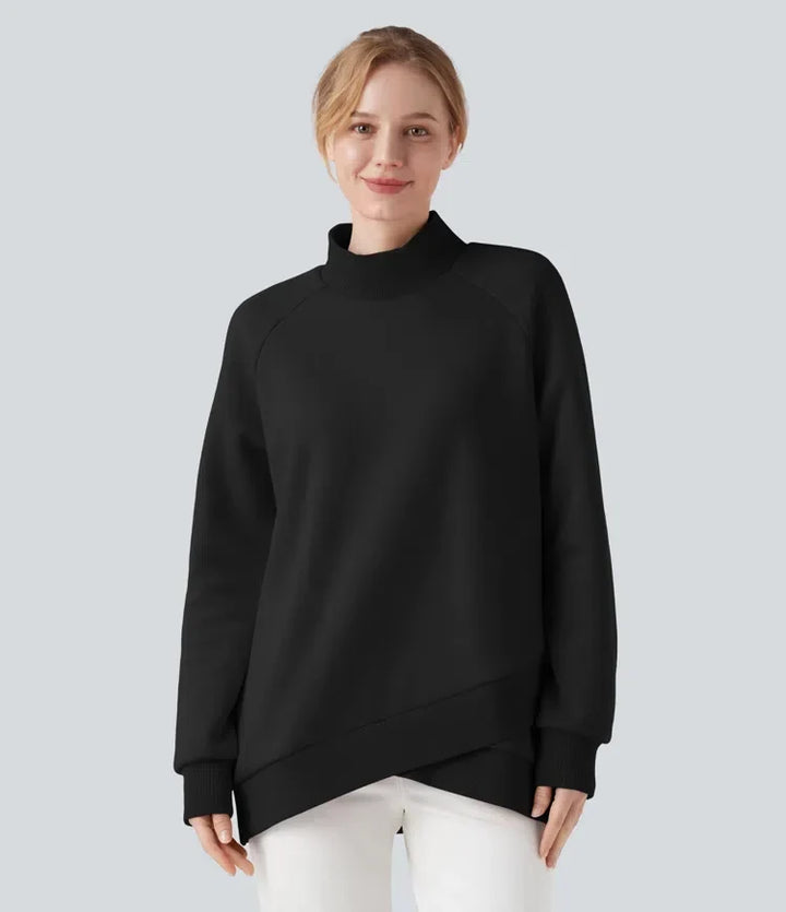 Framifrån av dam i svart halvpolo sweatshirt med omlottfåll