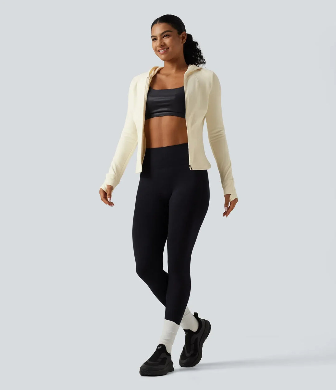 Detaljbild på fickor och dragkedja på damns sport- och yogajacka