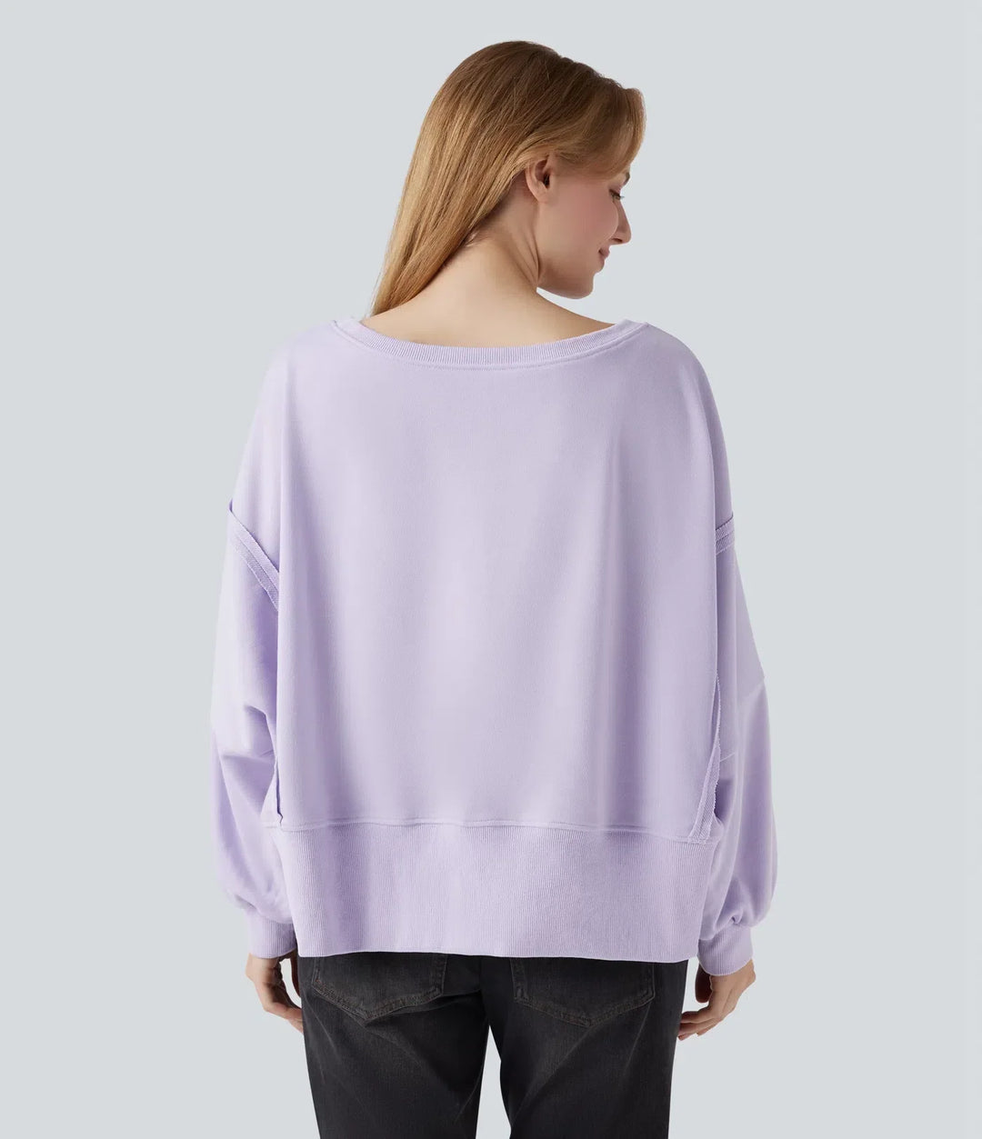 Baksida av lila båtringad sweatshirt på modell