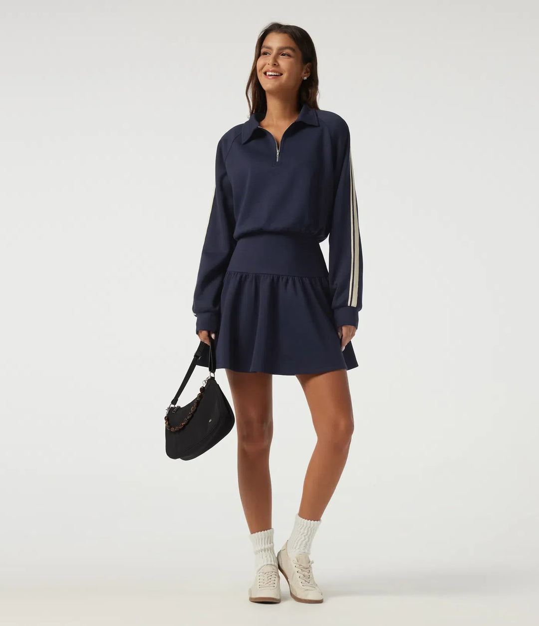 Stilren miniklänning i sweatshirt-tyg med snygga detaljer