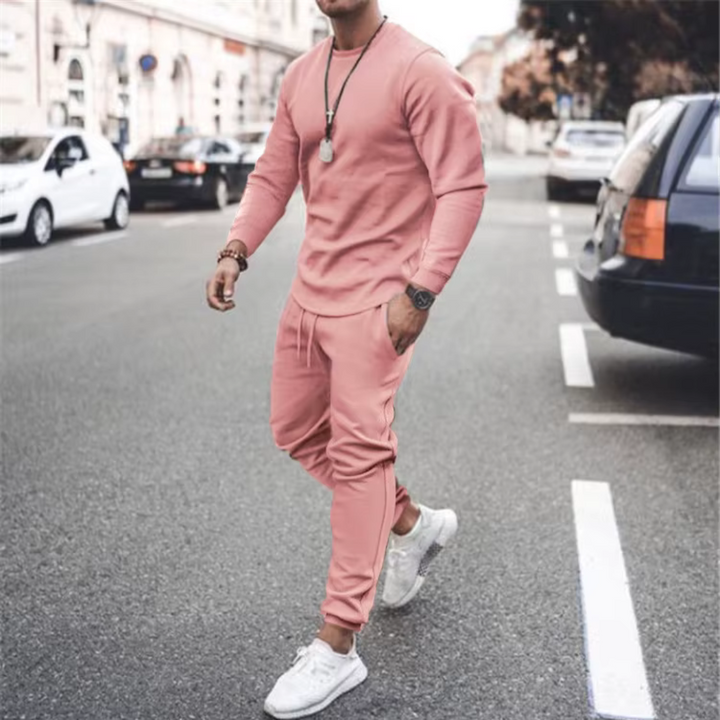 Man i rosa tvådelat set med långärmad tröja och matchande byxor