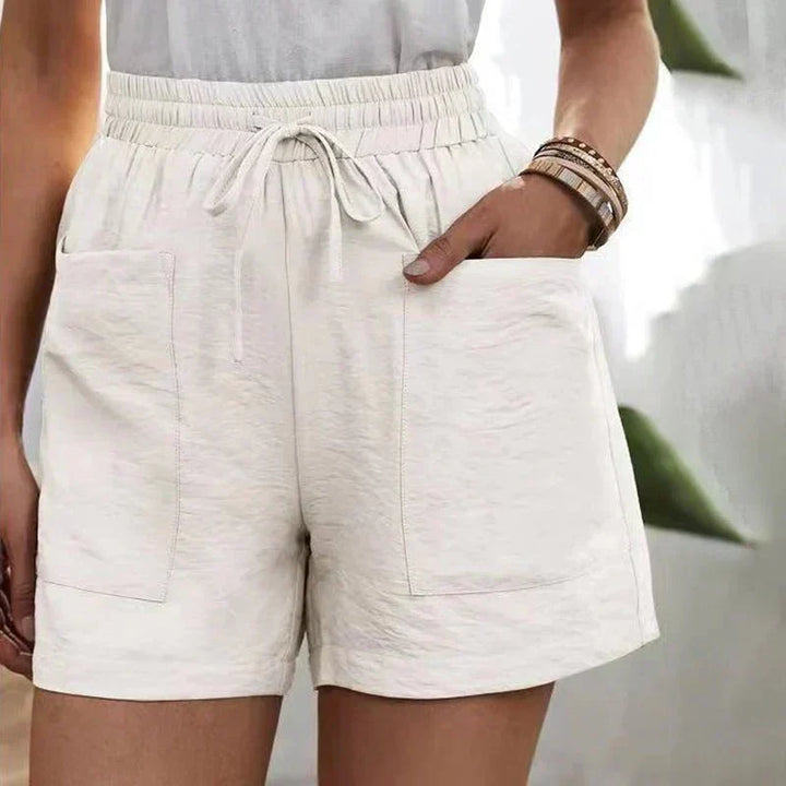 Vita avslappnade damshorts för varma sommardagar
