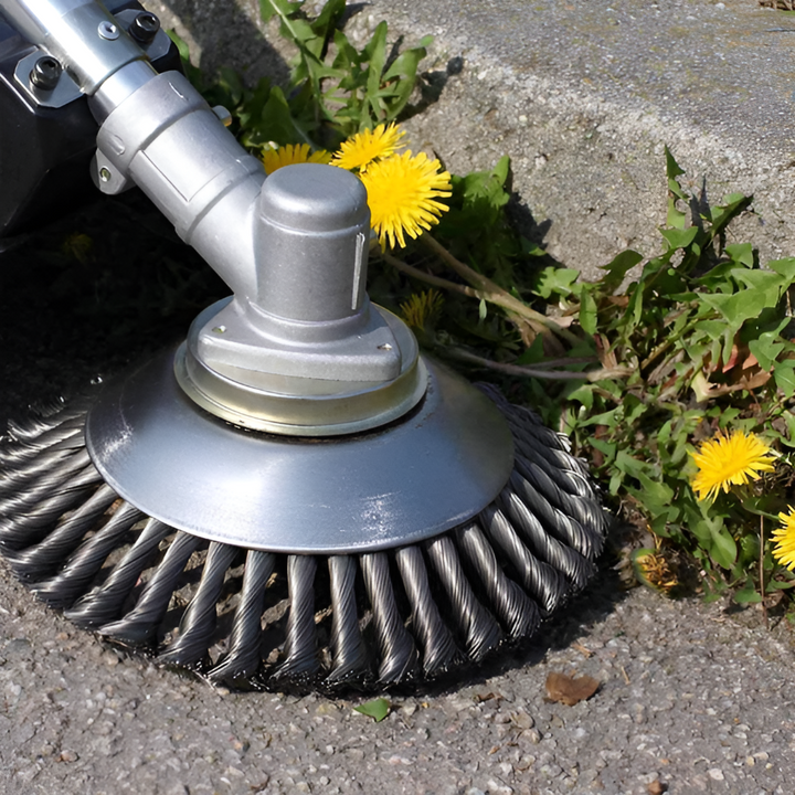 Närbild på roterande ogräsborste i metall som rensar ogräs bland maskrosor