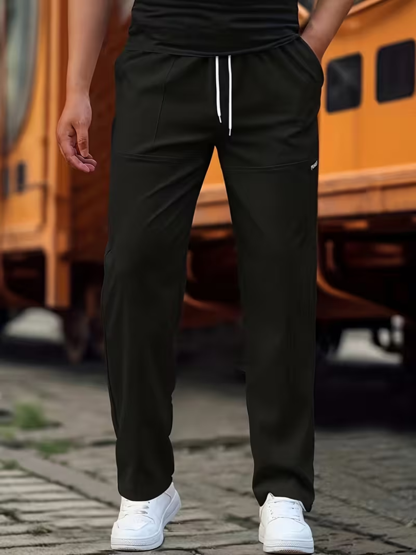 Modell som bär lätta och luftiga raka byxor för herr