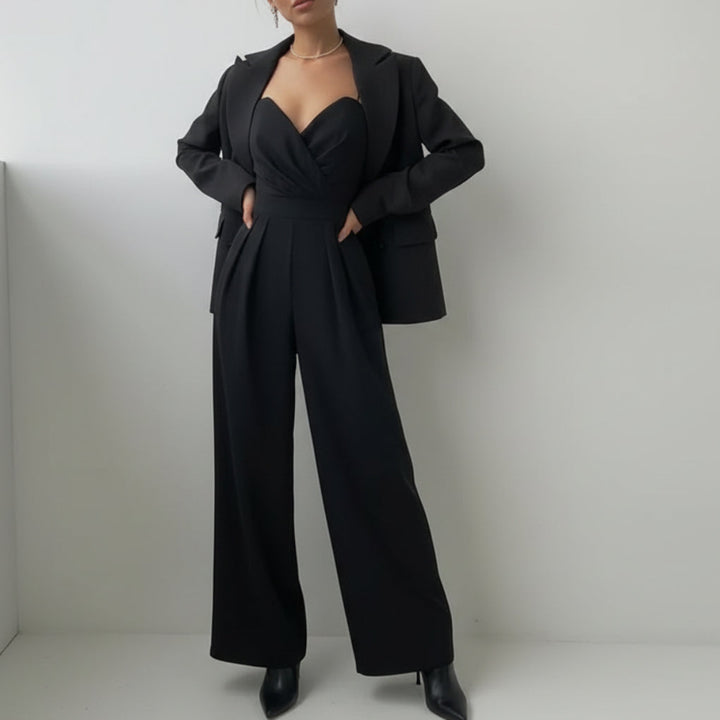 Svart ärmlös jumpsuit med hög midja buren tillsammans med kavaj
