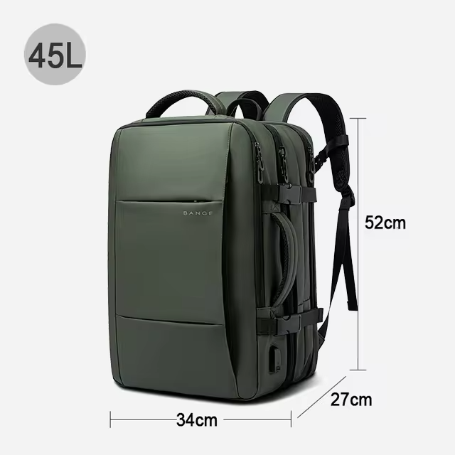 Grön handbagage ryggsäck fäst på handtaget av en resväska med hjul