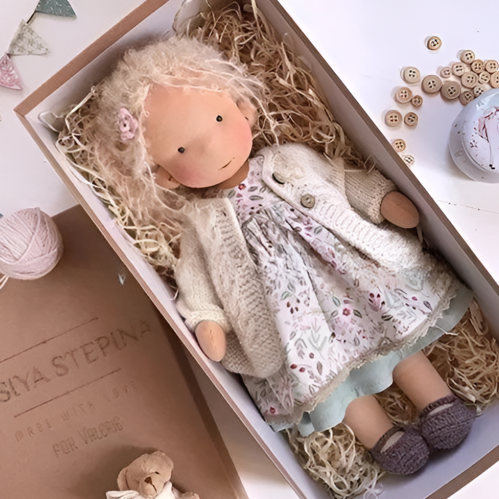 Söt waldorfdocka sittande framifrån som perfekt present till barn