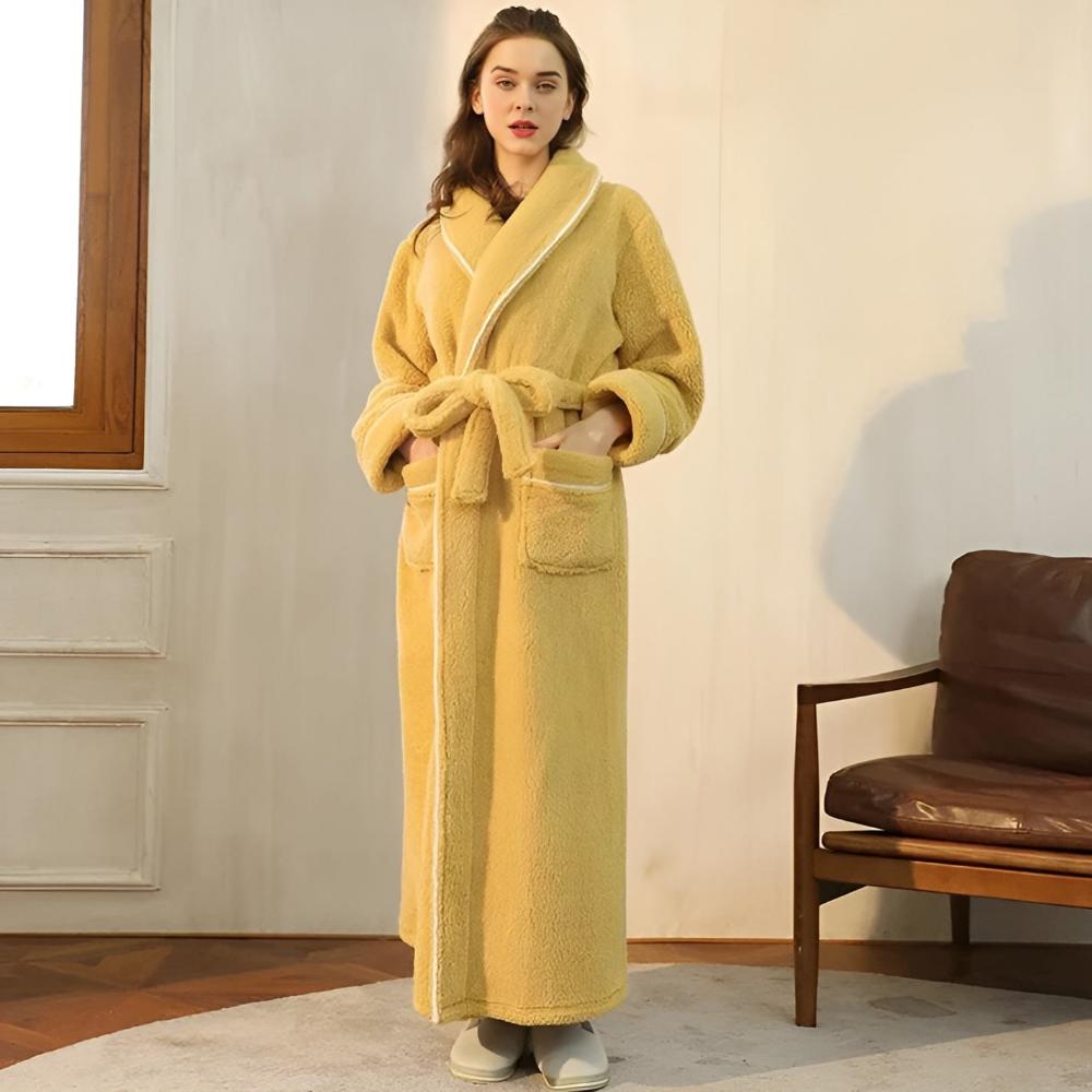 Stilren loungewear morgonrock i fluffig plyschkvalitet